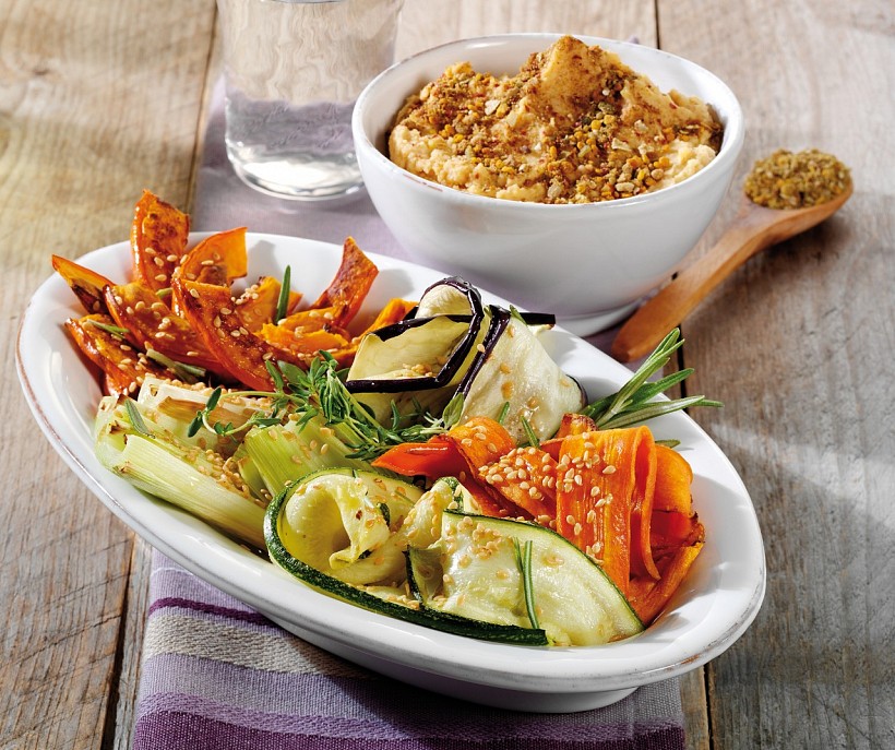 Restovaná zelenina s dipem hummus
